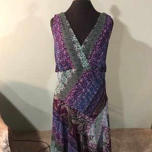 Sleeveless multicolored asymmetrical dress.
